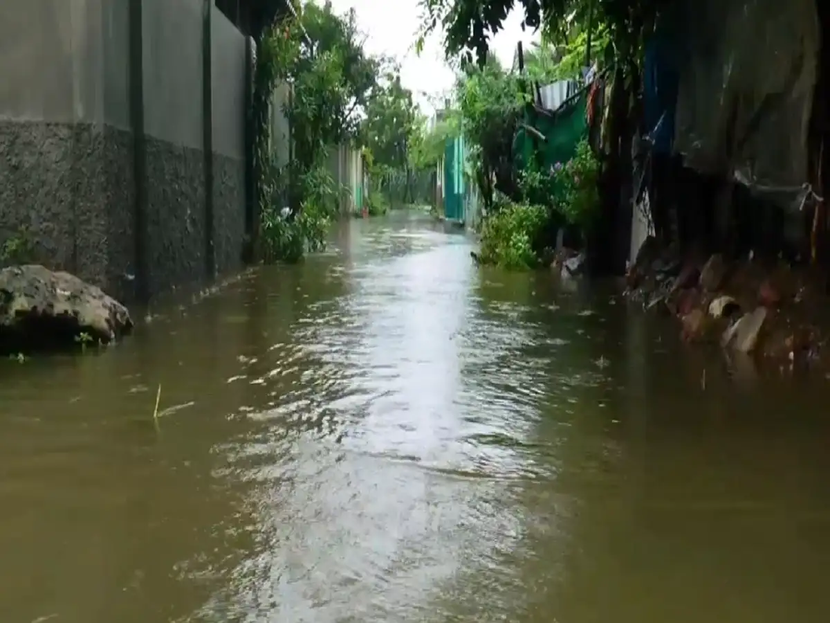 நாகையில் கொட்டி தீர்த்த கனமழை...வீட்டை விட்டு வெளியே வர முடியாமல் தவிக்கும் மக்கள்! 