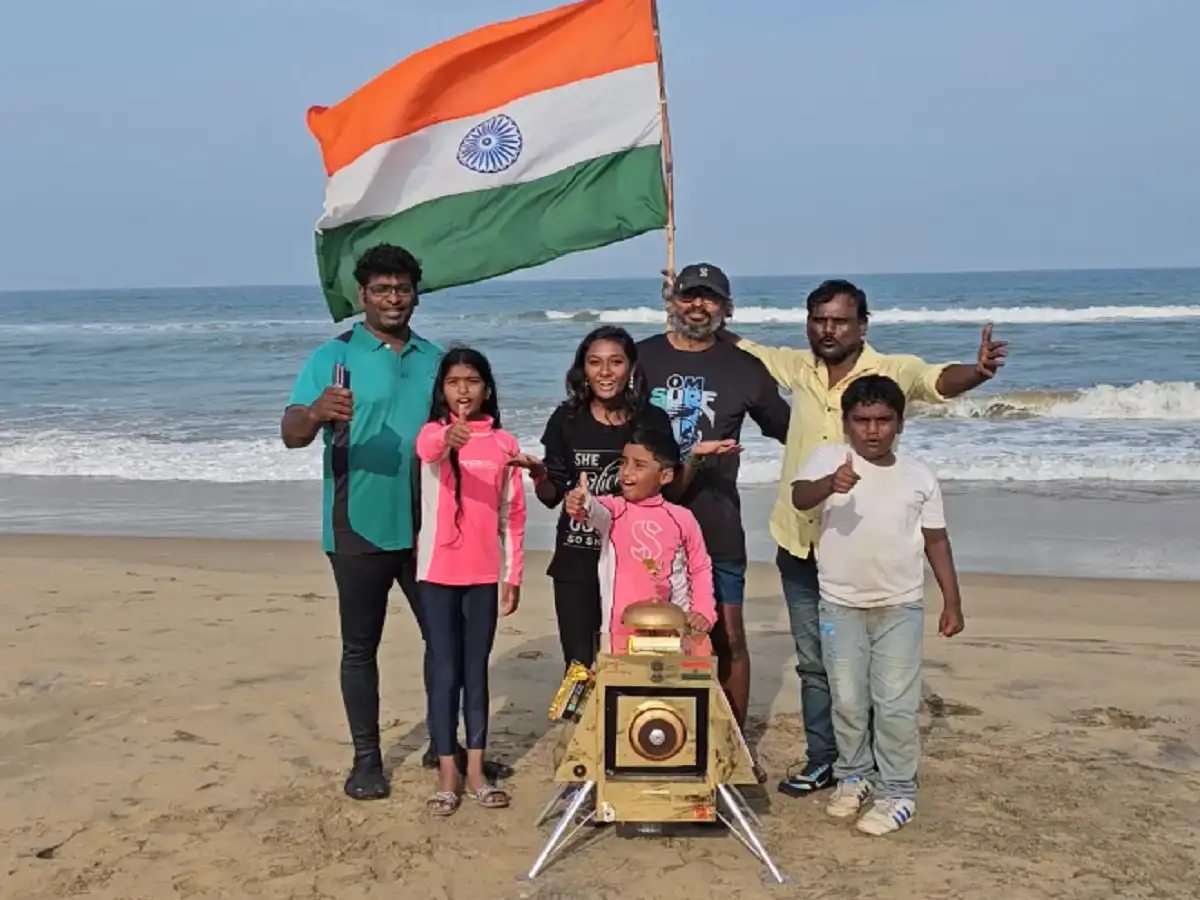 சந்திராயன்-3 விக்ரம் லேண்டர் வெற்றி சாதனை; புதுச்சேரியில் ஆழ்கடலில் நீச்சல் வீரர்கள் வாழ்த்து! 