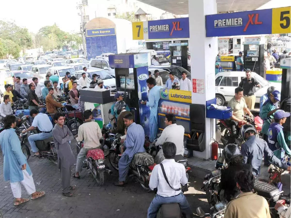 पाकिस्तान में अचानक फिर उछल गया पेट्रोल डीजल का दाम, ₹330 प्रति लीटर…-Petrol diesel price suddenly jumped again in Pakistan, ₹ 330 per liter…