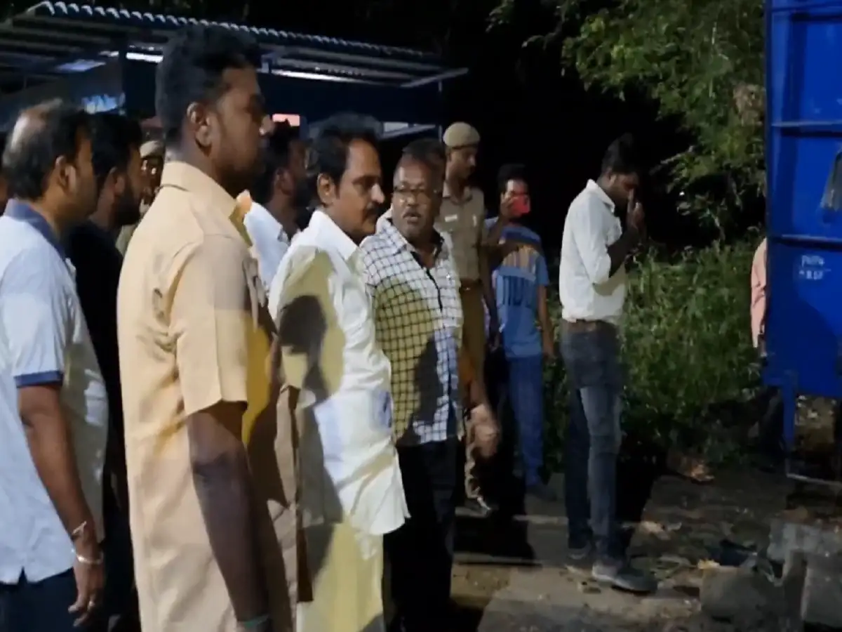 சரக்கு ரயில் பெட்டி தடம் புரண்ட விவகாரம்; மீட்பு பணியை நேரில் பார்வையிட்ட காஞ்சிபுரம் எம்எல்ஏ! 