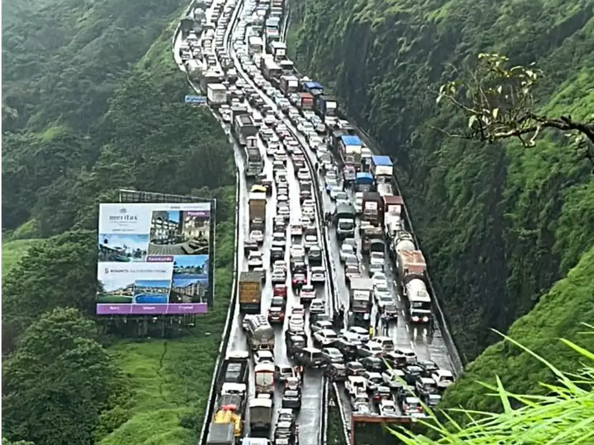 सलग सुट्ट्यांमुळे मुंबई-पुणे एक्स्प्रेस-वेवर गर्दी! दुसऱ्या दिवशीही वाहतूककोंडी, लांबच लांब रांगा सलग सुट्ट्यांमुळे मुंबई-पुणे एक्स्प्रेस-वेवर गर्दी! दुसऱ्या दिवशीही वाहतूककोंडी, लांबच लांब रांगा