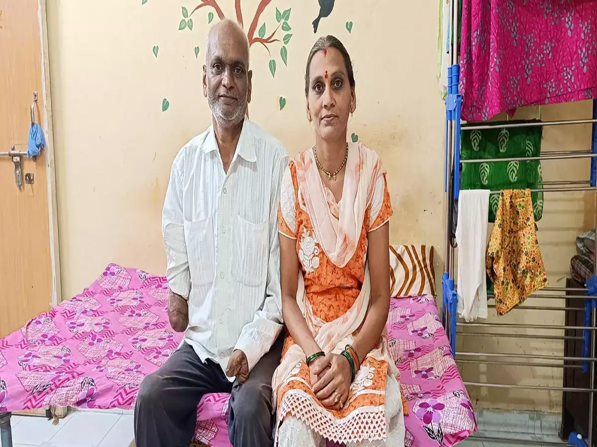 त्याचं डोकं अन् तिच्या हातांनी जिंकलं आकाश; हात गमावलेल्या शशिकांत सरोदे अन् अर्धांगिनीची जिगरबाज कहाणी त्याचं डोकं अन् तिच्या हातांनी जिंकलं आकाश; हात गमावलेल्या शशिकांत सरोदे अन् अर्धांगिनीची जिगरबाज कहाणी