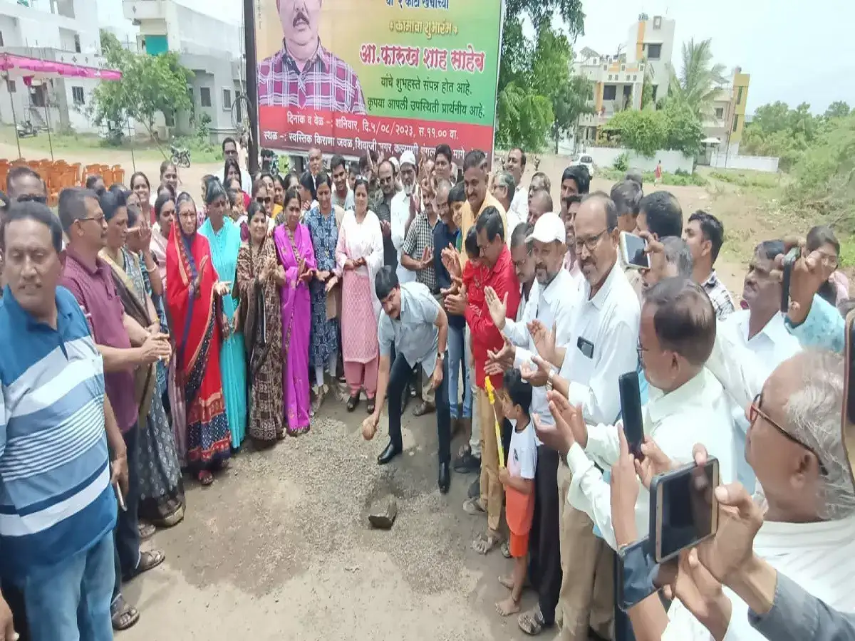 महापालिकेचे प्रभागाकडे दुर्लक्ष; नागरिकांची आमदारांकडे तक्रार, लोकप्रतिनिधीच्या अनोख्या निर्णयाचे कौतुक महापालिकेचे प्रभागाकडे दुर्लक्ष; नागरिकांची आमदारांकडे तक्रार, लोकप्रतिनिधीच्या अनोख्या निर्णयाचे कौतुक