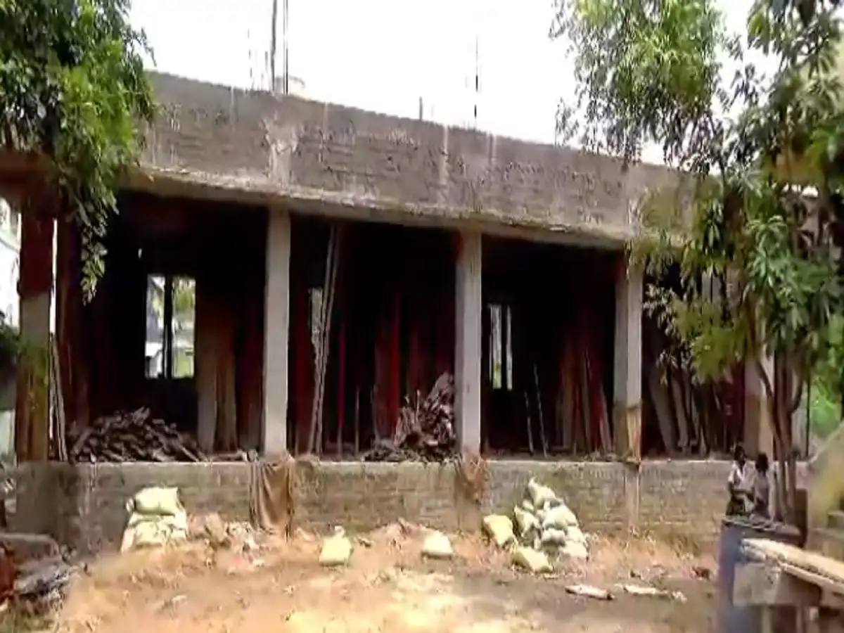 திருவாரூர்; பள்ளிக்கல்வித்துறை தன் நிலத்தை ஆக்கிரமிப்பதாக பெண் புகார்! 