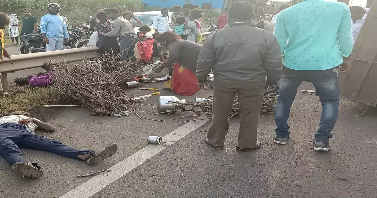 पुणे सोलापूर महामार्गावर अपघात! मजुरांना घेऊन जाणारा ट्रॅक्टर पलटी; महिलांसह आणि लहान मुले जखमी पुणे सोलापूर महामार्गावर अपघात! मजुरांना घेऊन जाणारा ट्रॅक्टर पलटी; महिलांसह आणि लहान मुले जखमी