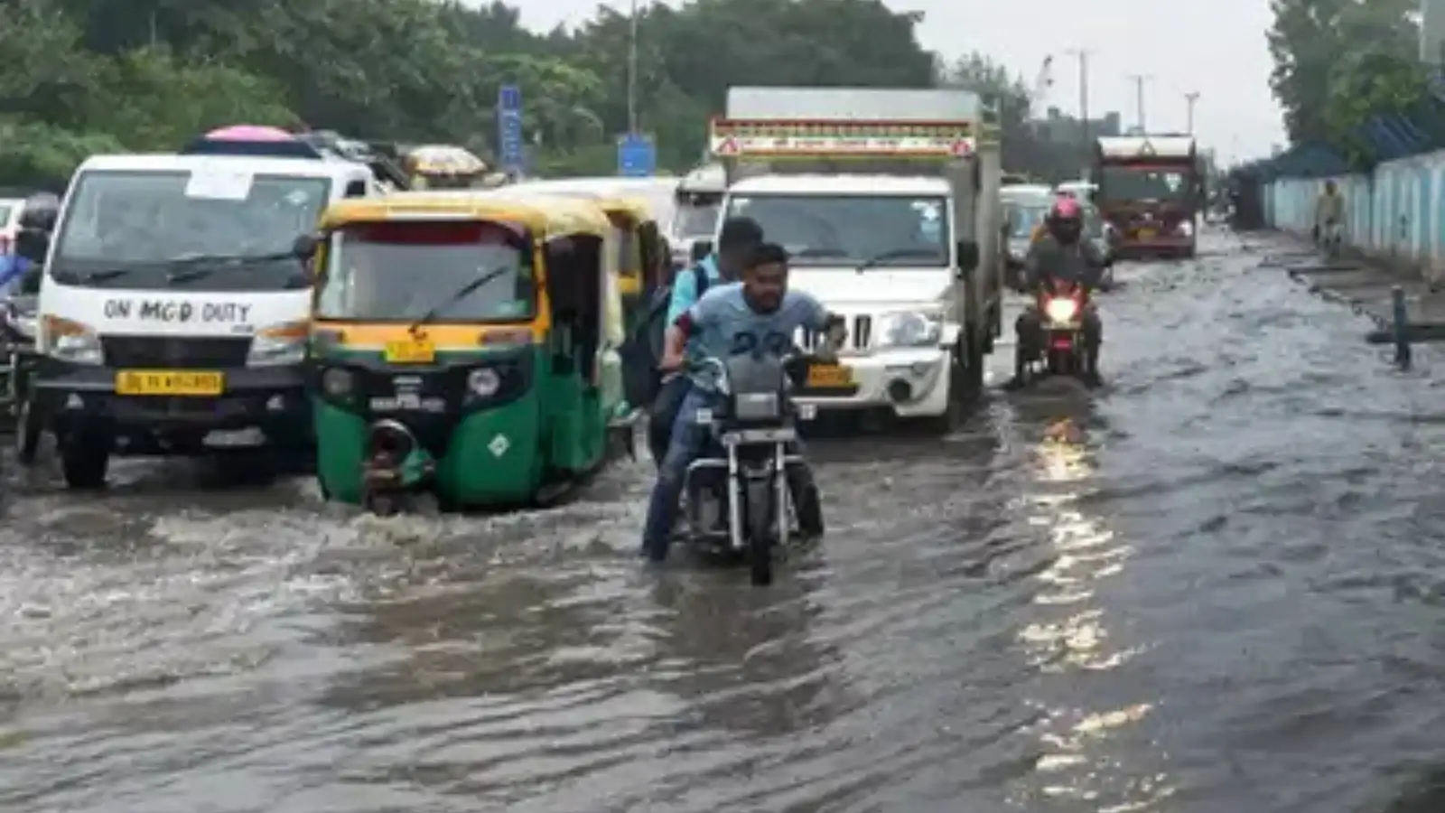 டெல்லியில் பலத்த காற்றுடன் கூடிய மழை... 200 விமான சேவை பாதிப்பு 