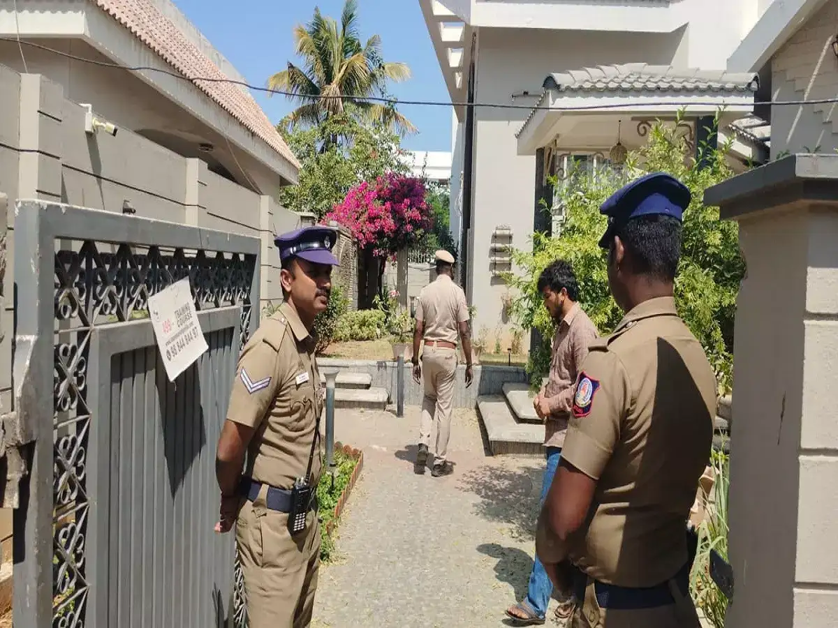 கோவையில் அதிகாலையில் நடந்த துணிகரம்...வீட்டிலிருந்தவர்களை கட்டிப்போட்டு நகை பணம் கொள்ளை-போலீசார் விசாரணை! 