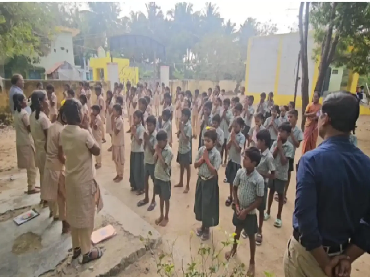 பள்ளி புறக்கணிப்பு போராட்டம் வாபஸ்... மீண்டும் உற்சாகத்துடன் ஸ்கூல் வந்த காஞ்சி ஏகானாபுரம் மாணவர்கள்! 