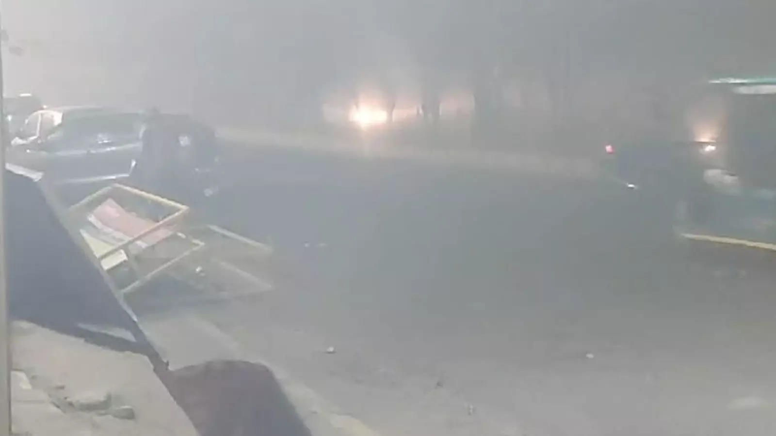 नोएडा-गाजियाबाद में इतनी तेज धूल भरी आंधी कि सामने कुछ नहीं दिखा, शनिवार-रविवार को बारिश का अलर्ट