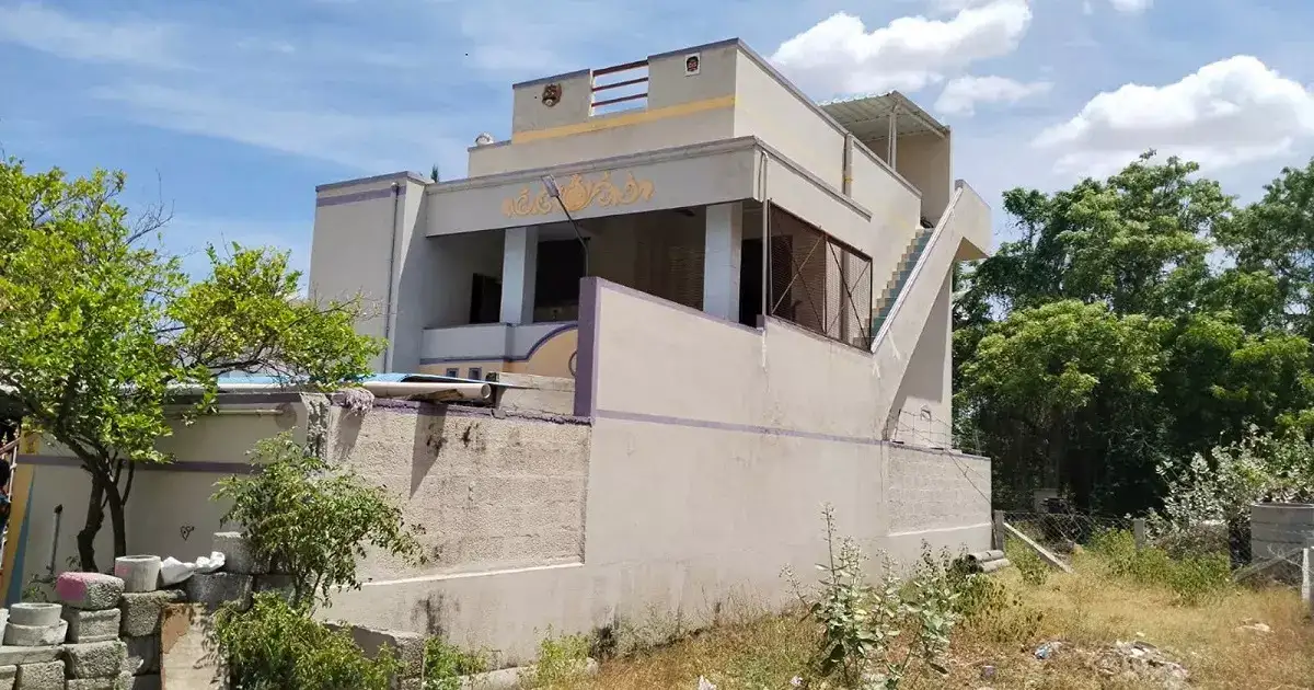 கரூரில் பட்டப் பகலில் பயங்கரம்: பேக்கரி உரிமையாளர் வீட்டில் நகை கொள்ளை.. பீதியில் பொதுமக்கள்! 