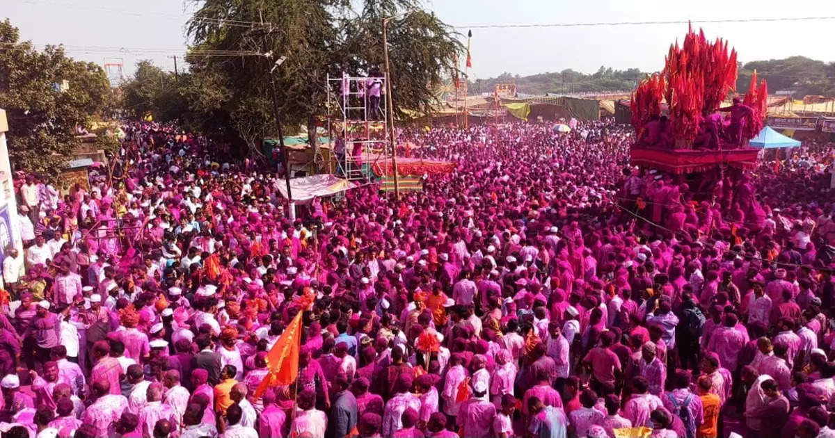 ५ लाखाहून भाविकांच्या उपस्थितीत म्हसवडमध्ये रथोत्सव उत्साहात;  गुलाल-खोबऱ्याची उधळण,  पारंपरिक शाही विवाह सोहळ्याची सांगता