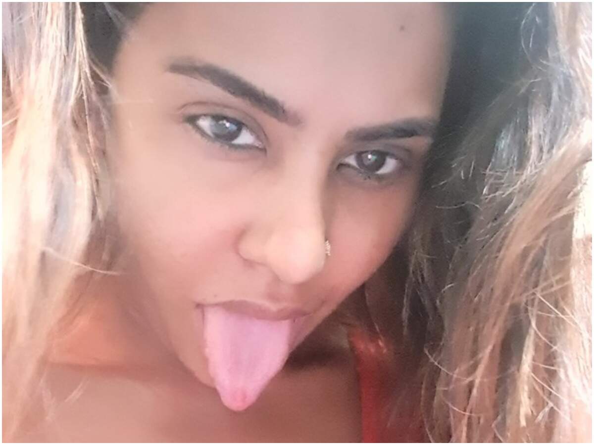 Sri Reddy,అద్దం ముందు నిలబడి ఒక్కోటీ విప్పుతూ.. శ్రీరెడ్డి హాట్ బాంబ్ -  actress sri reddy latest half nude sexy photo goes viral in social media -  Samayam Telugu