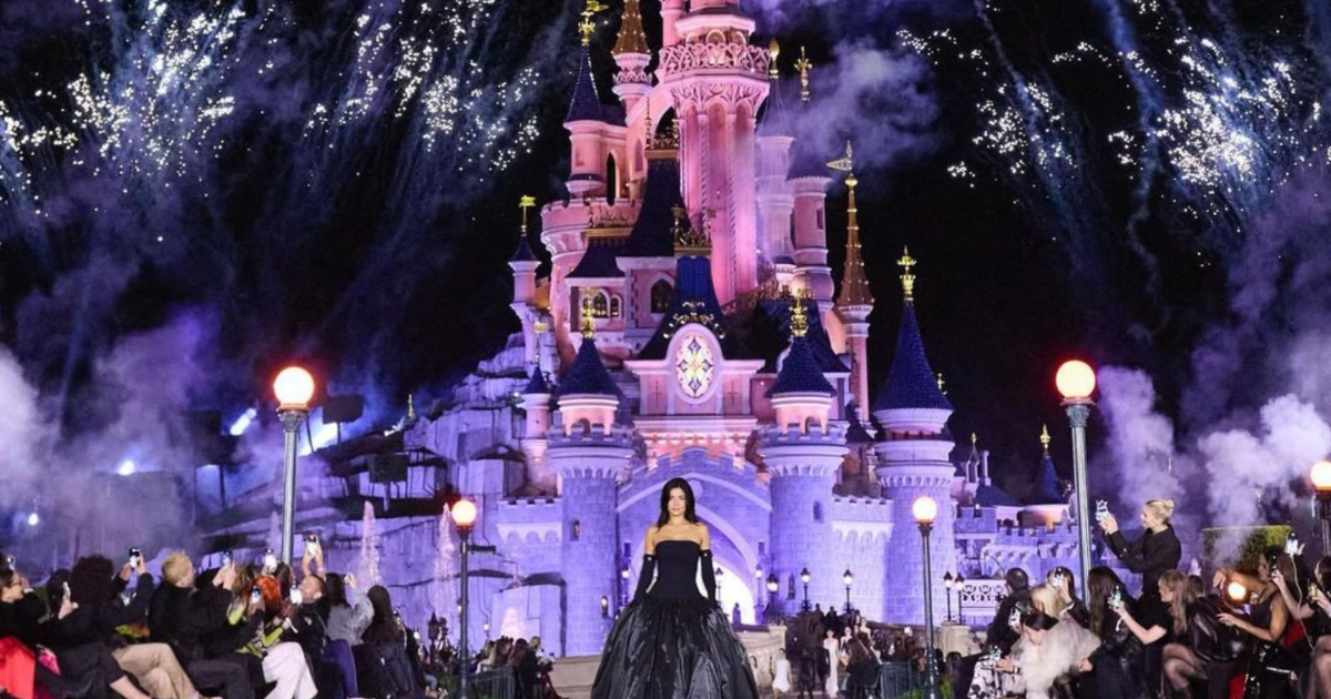 Millionaire Kylie's dream of becoming a Disney Princess comes true, shows her beauty in a black gown amidst fireworks