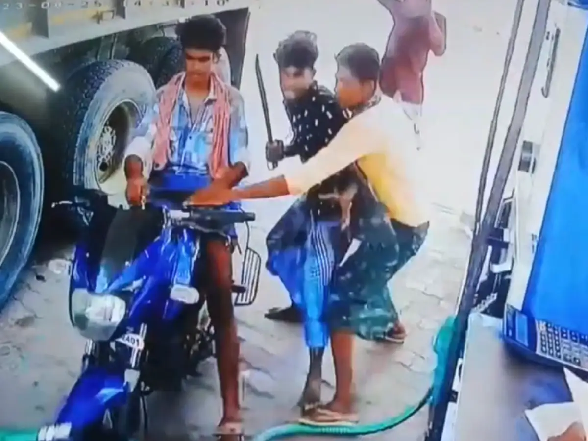 நெல்லையில் மீண்டும் அரிவாள் வெட்டு சம்பவம்; பெட்ரோல் பங்க் ஊழியர் முக்கூடல் அரசு மருத்துவமனையில் சிகிச்சை! 