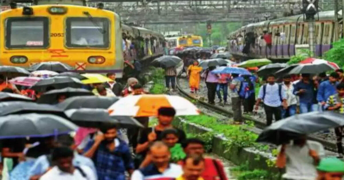 Local Train News: শিয়ালদা-বনগাঁ শাখায় প্রায় আড়াই ঘণ্টা বিপর্যস্ত পরিষেবা, কখন স্বাভাবিক ট্রেন চলাচল? – sealdah bongaon and sealdah hasnabad division train service disrupted here is the update when it will be resumed
