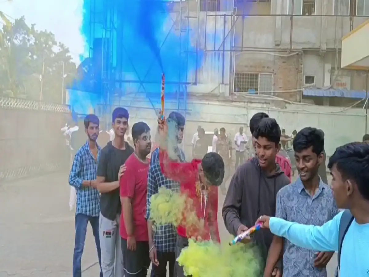 தமிழ்நாட்டிற்கு பதிலாக, கேரளாவில் பிறந்திருக்கலாம்.... விஜய் ரசிகர்கள் ஆவேசம் 