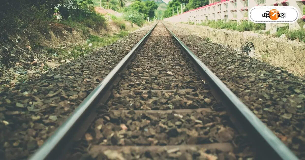 Howrah Katwa Local Train,ট্রেনের ধাক্কায় মৃত্যু, সহকর্মীর দেহ পাশে রেখে লাইনে কাজ – workers lost life hit by train while working on rail line between sundargarh and kalinagar station