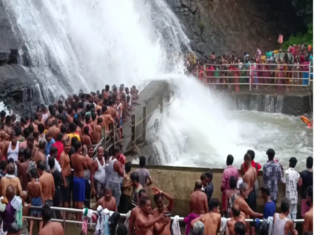 தென்காசி குற்றாலத்தில் சுற்றுலா பயணிகள் குளிக்க அனுமதி; அருவி அருகே செல்பி எடுத்து உற்சாகம்! 