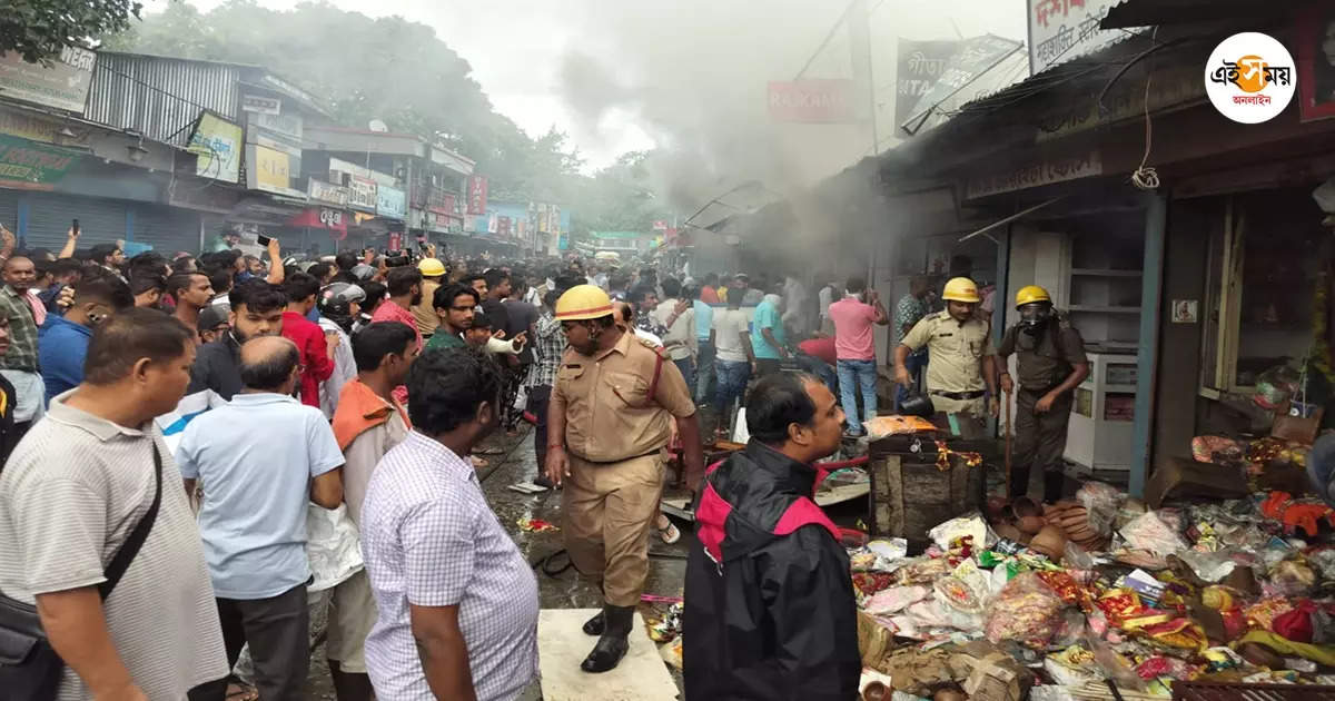 Siliguri Bidhan Market Fire,বিধ্বংসী আগুন শিলিগুড়ির বিধান মার্কেটে, ভস্মীভূত ২২ দোকান – fire at siliguri bidhan market