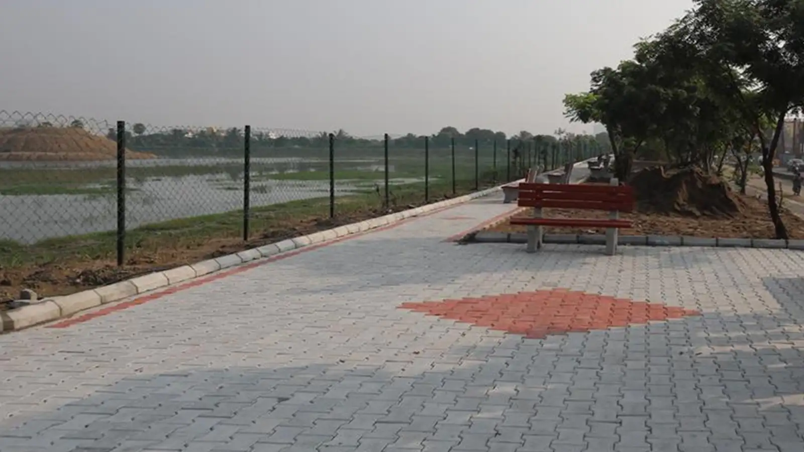 சோழிங்கநல்லூர் ஏரி புனரமைப்பு பணிகள் முடிவதற்கு முன்பே நடைபாதையை பயன்படுத்தும் மக்கள்! 