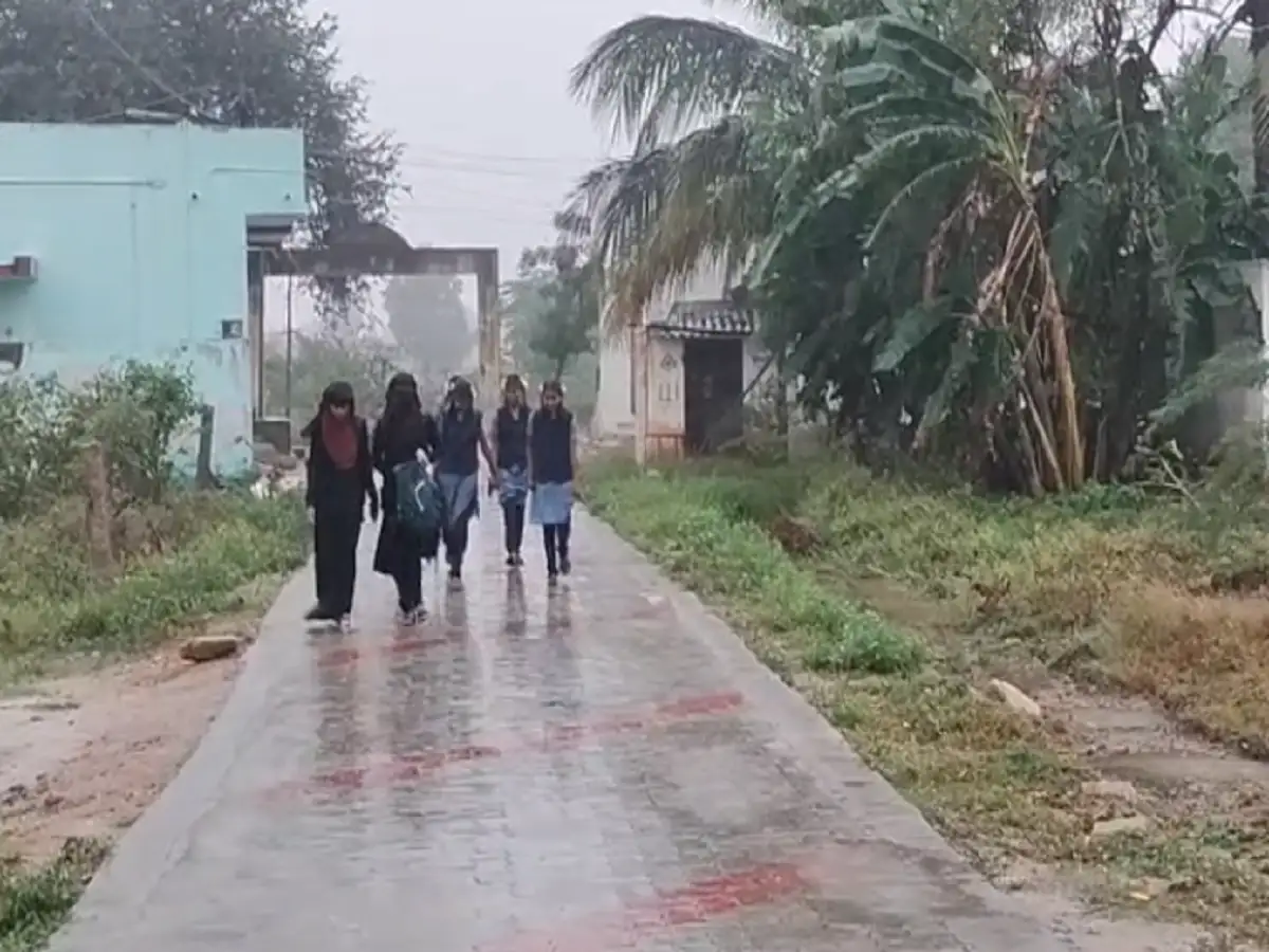 புதுக்கோட்டையில் காலை முதலை பெய்து வரும் மழை; நனைந்தபடி பள்ளிக்கு சென்ற மாணவர்கள்! 