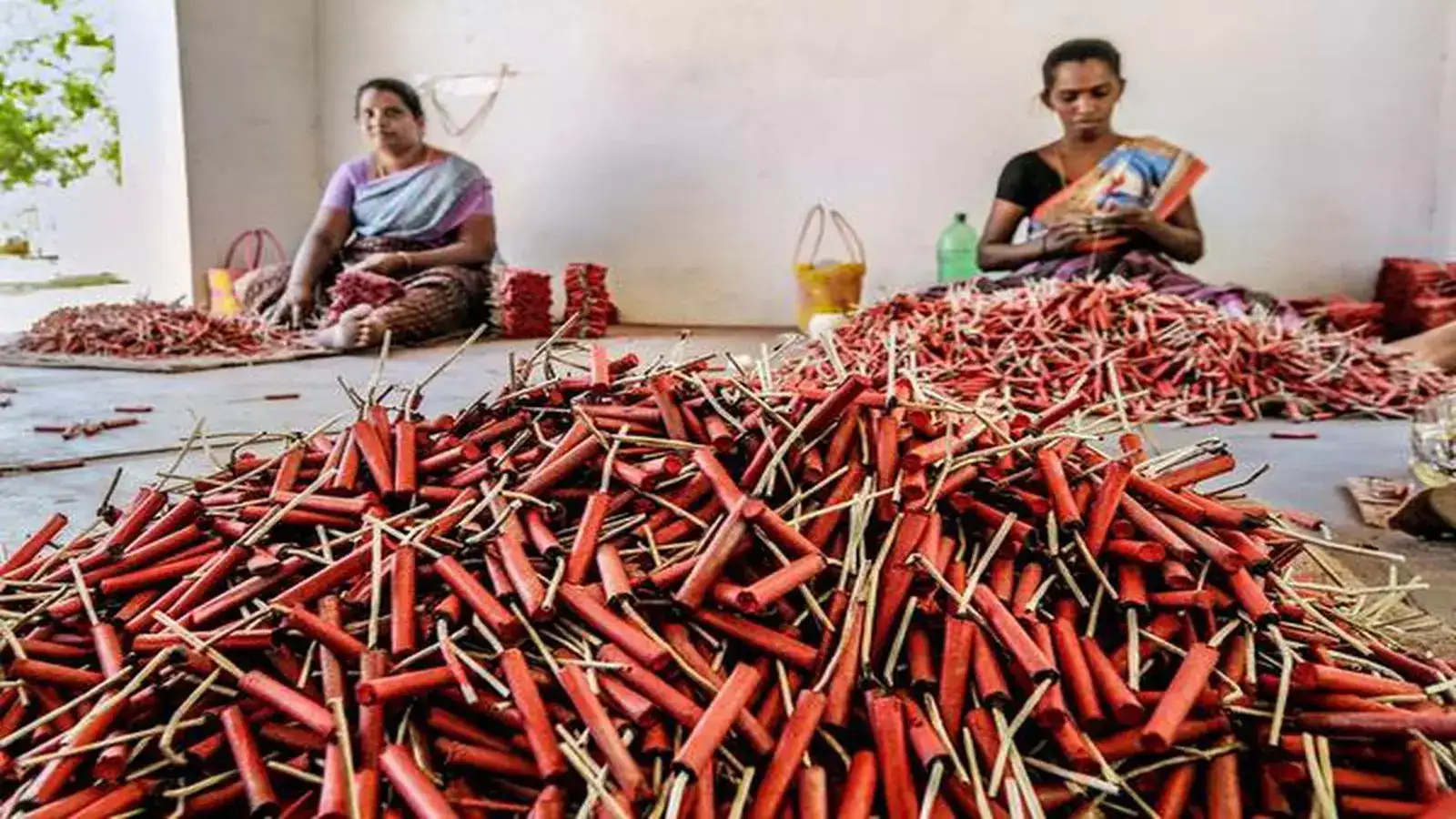 சிவகாசியில் 15 நாட்களாக தொடரும் சிறு பட்டாசு ஆலைகளின் வேலைநிறுத்தம்! பத்தாயிரம் தொழிலாளர்கள் வேலை இழப்பு! 