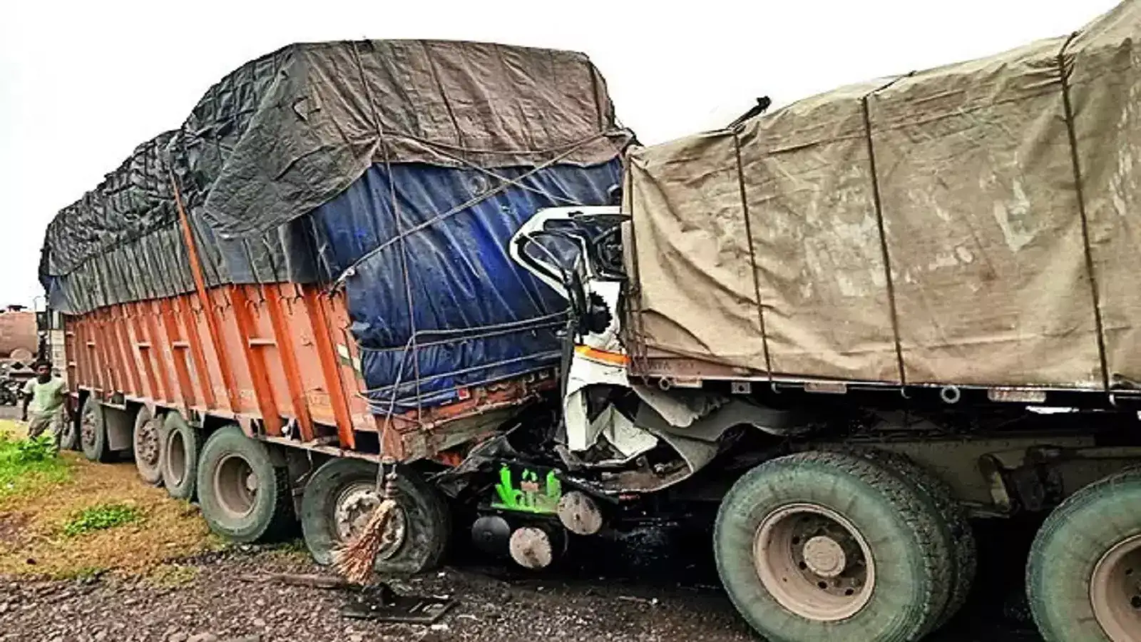 बाप्पाच्या दर्शनाला निघाले, पण वाटेत अनर्थ; बापलेकाची कायमची ताटातूट, आई जखमी, काय घडलं? बाप्पाच्या दर्शनाला निघाले, पण वाटेत अनर्थ; बापलेकाची कायमची ताटातूट, आई जखमी, काय घडलं?