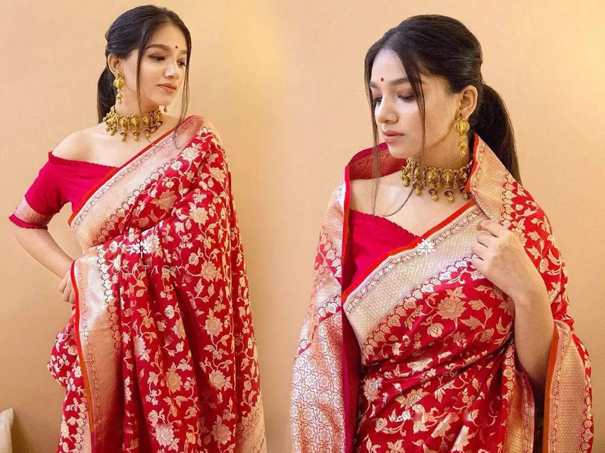 Red Designer Saree: वेडिंग फंक्शन में पहनें ये लाल रंग की साड़ियां, लाखों की भीड़ में दिखेंगी ज्यादा खूबसूरत - red designer saree for women to get attractive traditional style ...