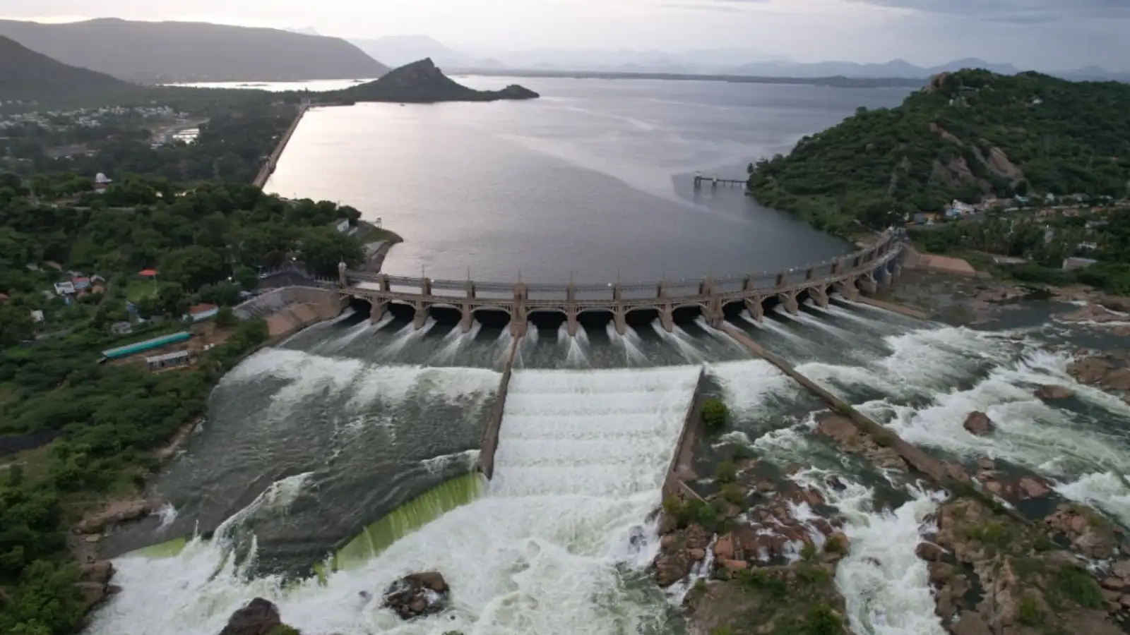 மேட்டூர் அணை நீர் திறப்பு 55,000 கன அடி… 120 அடியை தொட்டும் விடாமல் பெருக்கெடுத்த காவிரி ஆறு! 