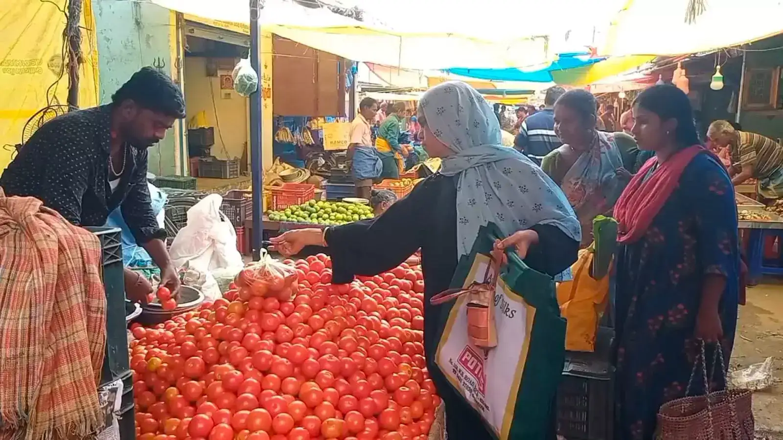 தக்காளி விலை கிடு கிடு உயர்வு...சென்னையில் விலை குறைந்த நிலையில் திருச்சியில் விலை அதிகரிப்பு! 