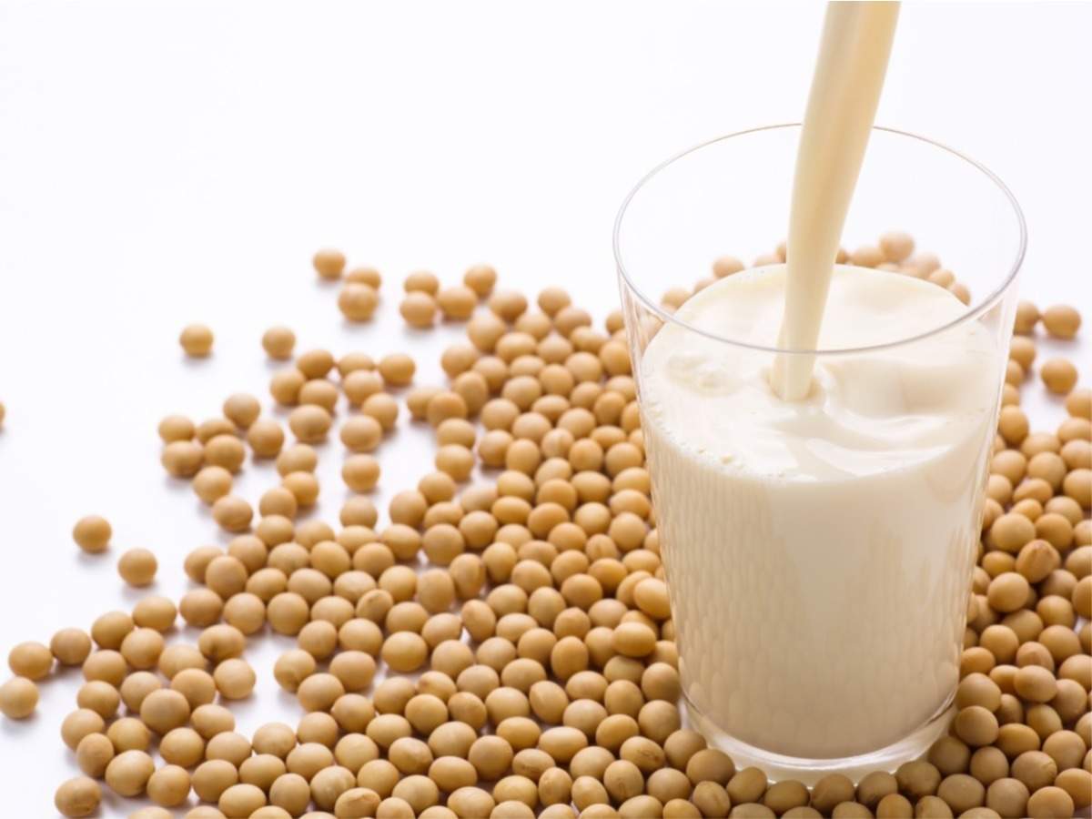 Soy Milk Benefits,Weight loss से लेकर डायब‍िट‍ीज तक में कारगर है सोया म‍िल्क, गाय के दूध से है लाख गुना बेहतर - soy milk vs cow milk health benefits of soy milk