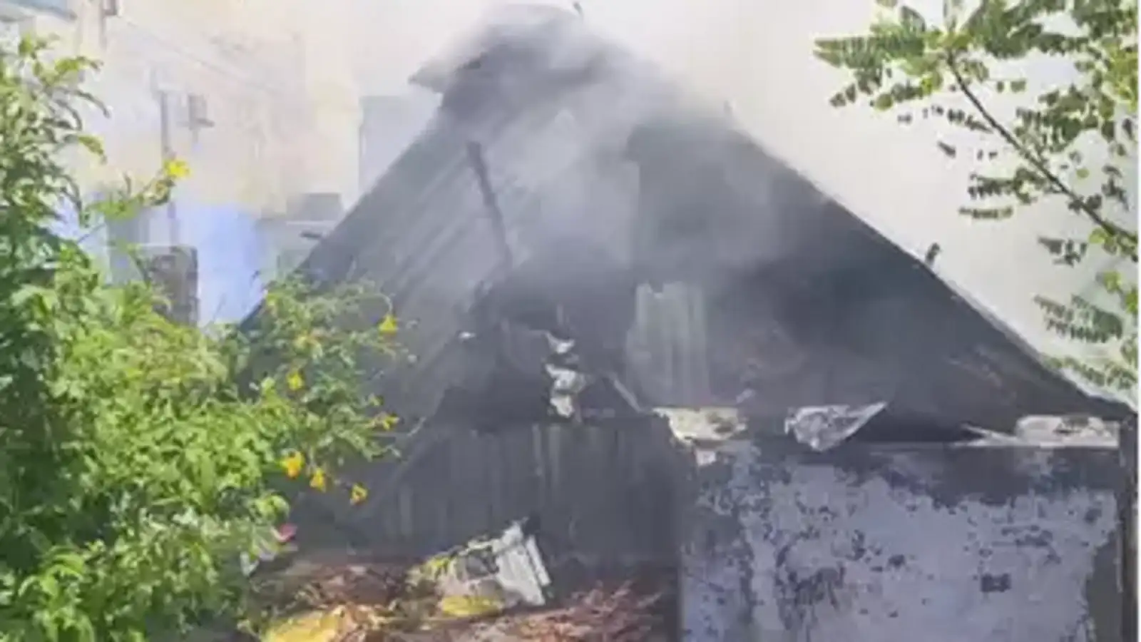 நாகை மக்களவைத் தொகுதி வேட்பாளரை வரவேற்கும் விதமாக பட்டாசு வெடித்த பாஜகவினர் கொண்டாட்டம்; 2 வீடுகள் தீப்பற்றி எரிந்து சேதம்! 