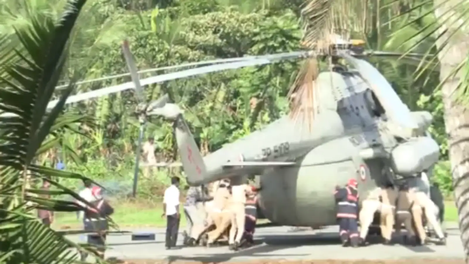 ஜனாதிபதி திரவுபதி முர்மு ஹெலிகாப்டர்சிமெண்ட்டில் சிக்கியது! கேரள சபரிமலை பயணத்தின்போது பரபரப்பு 
