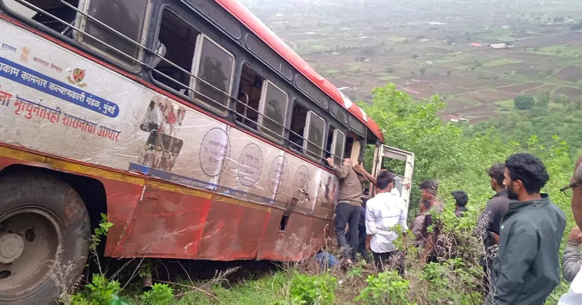 नाशिक एसटी बस अपघात: बस ४०० फूट खोल दरीत कशी कोसळली?, बचावलेल्या कंडक्टरनं सांगितलं कारण, पाहा व्हिडिओ