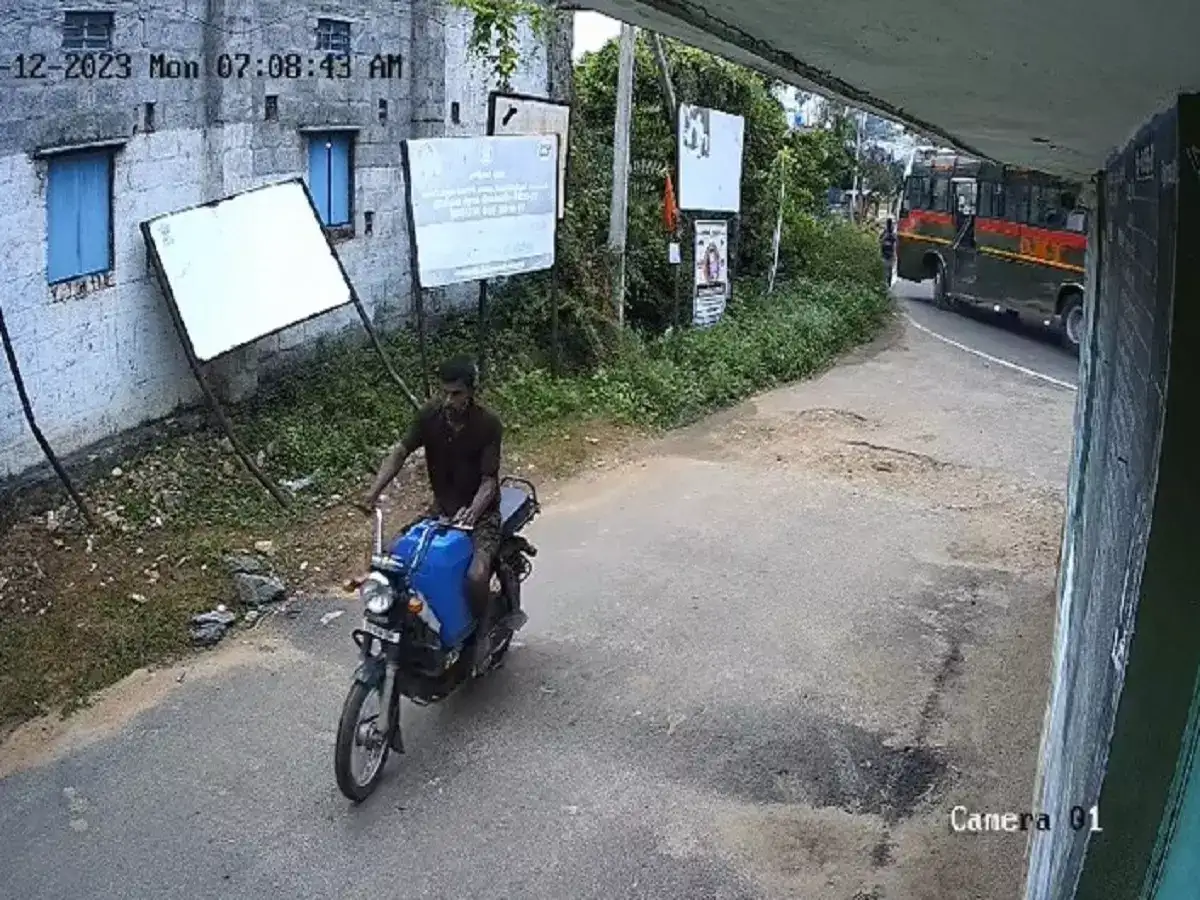 கோவையில் கல்லூரி மாணவி மீது மோதிய தனியார் பேருந்து-சிசிடிவி காட்சிகள் வெளியாகி பரபரப்பு! 