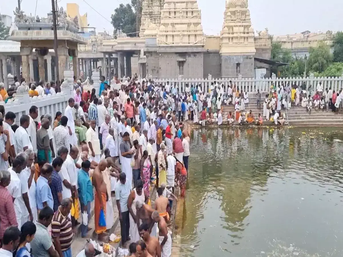 மாகளய அமாவாசை: முன்னோர்களுக்கு தர்ப்பணம்... காஞ்சியில் குவிந்த மக்கள்! 