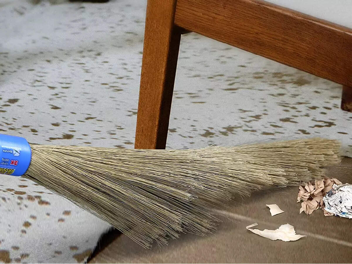 Broom For Floor: घर की सफाई के लिए बेस्ट हैं ये लंबी झाड़ू, फर्श से पूरी तरह साफ कर देंगी धूल - long broom for floor cleaning in low price options from