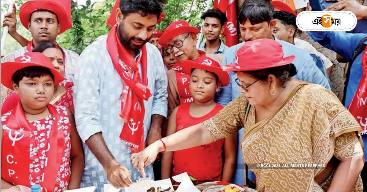 Srijan Bhattacharya : প্রচারের মাঝে সৃজনের হ্যাপি বার্থ ডে, এলাহি আয়োজন কর্মী-সমর্থকদের – jadavpur cpm candidate srijan bhattacharya birthday celebrated by cutting cake midst of lok sabha election campaign