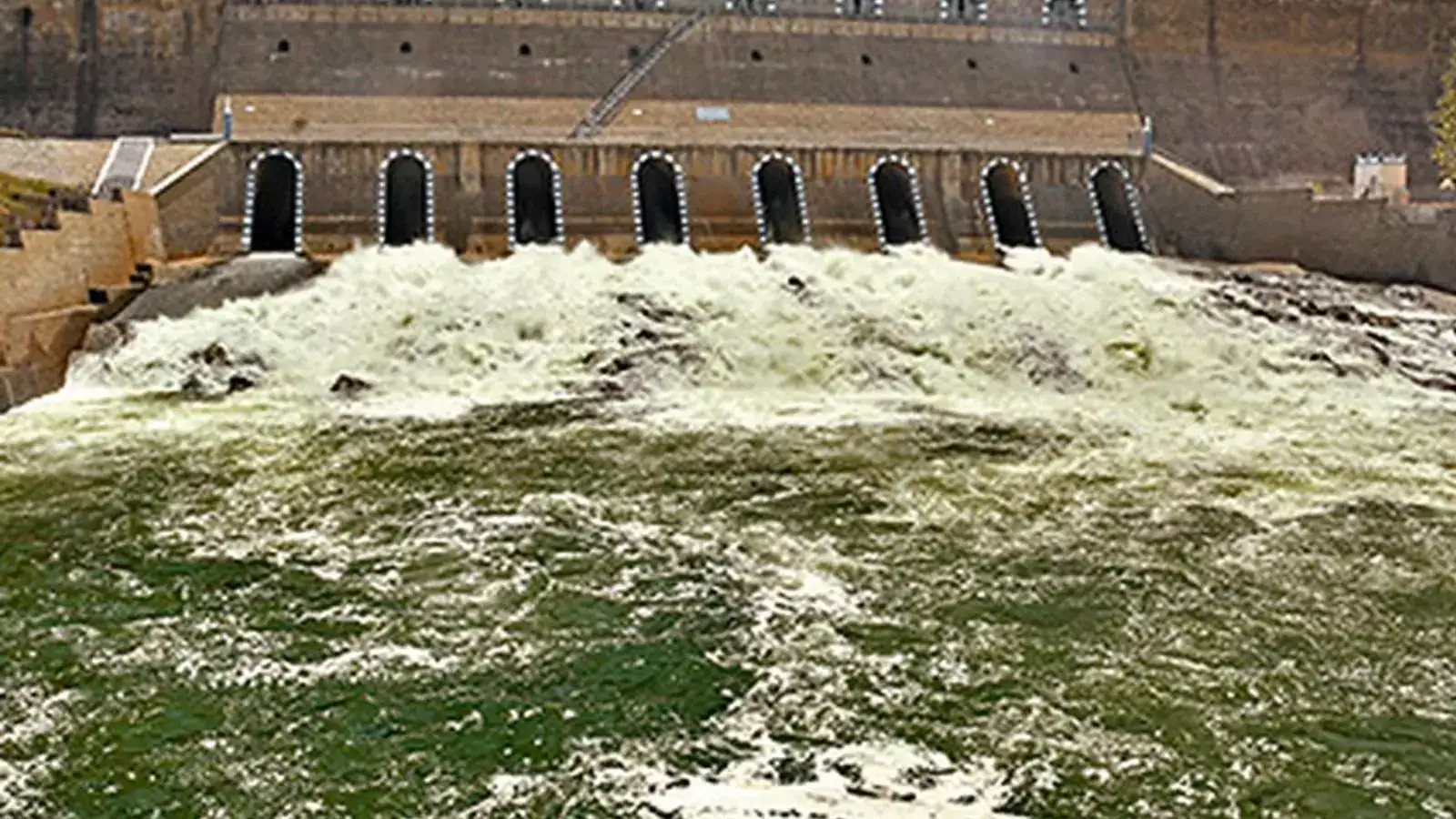 சரியும் மேட்டூர் அணை நீர்மட்டம் : 12 மாவட்டங்களில் குடிநீர் தட்டுப்பாடு அபாயம் - வெளியான முக்கிய தகவல்! 