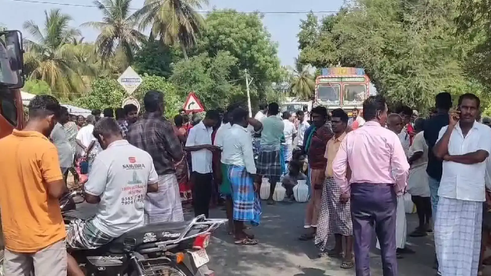 விராலிமலை அருகே குடிநீர் கேட்டு சாலை மறியல்... போக்குவரத்து பாதிப்பு! 