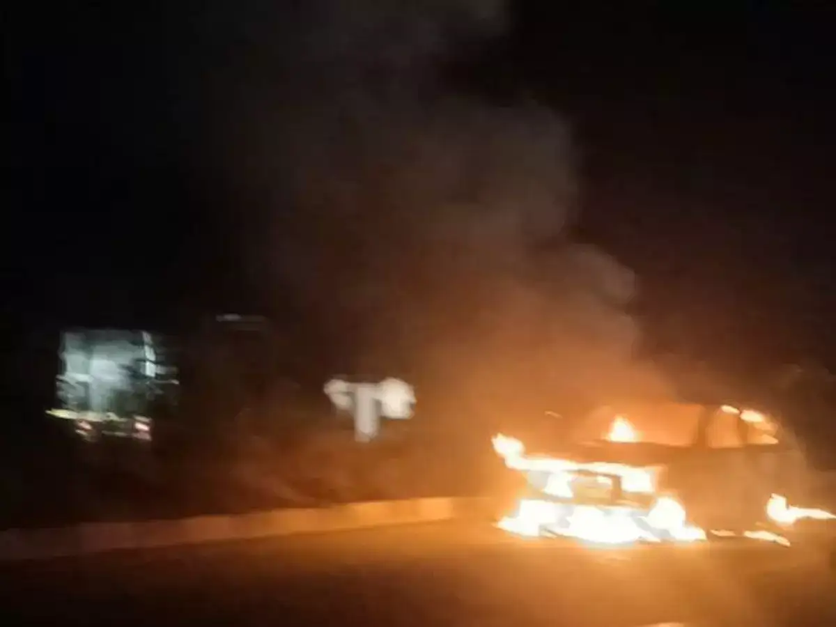 தாராபுரத்தில் கார் திடீரென தீப்பிடித்ததால் பரபரப்பு! 