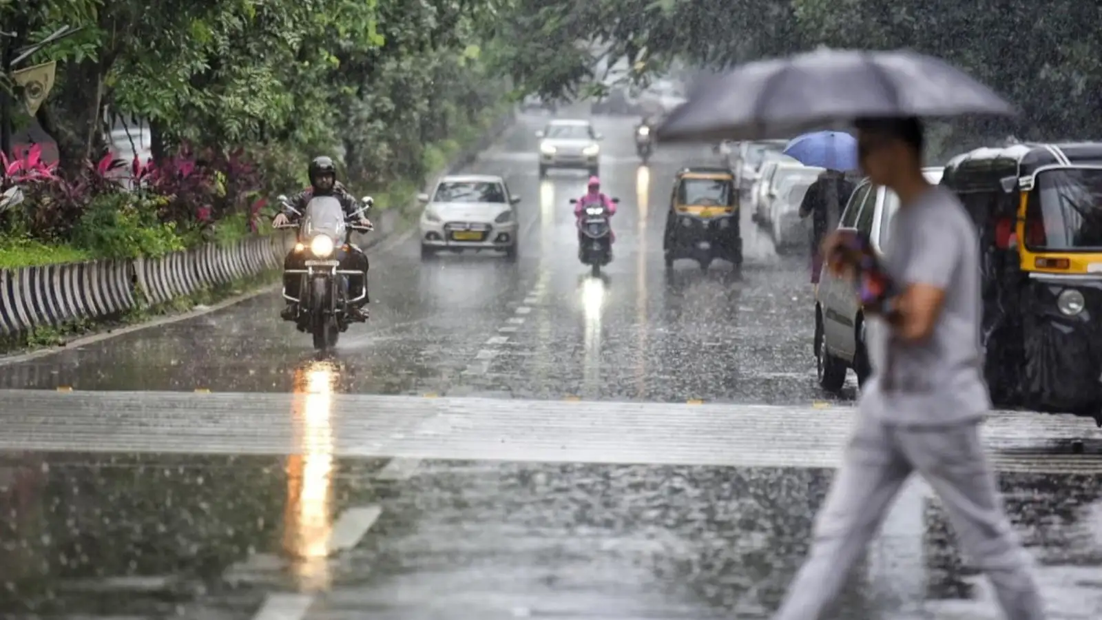சென்னையில் கனமழை… தீபாவளிக்கு பட்டாசு வெடிக்க முடியாமல் தவிப்பு- வெள்ளக் காடான சாலைகள்! 