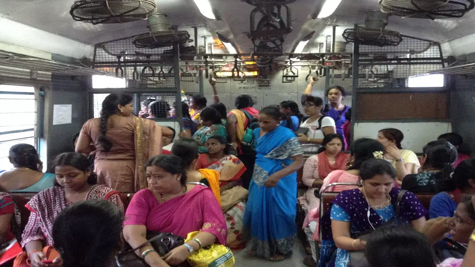 தமிழகத்தில் ரயில்களில் பெண் பயணிகளின் பாதுகாப்பிற்கு புதிய வாட்ஸ்அப் குழு! ரயில்வே போலீஸ் அதிரடி நடவடிக்கை! 