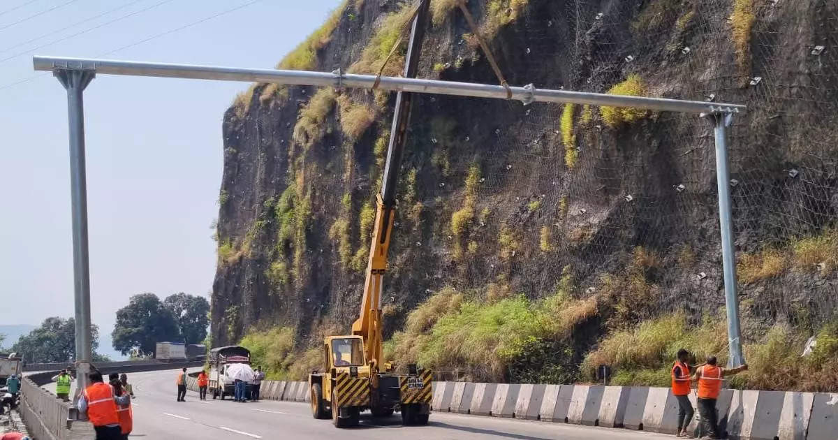 पुणे मुंबई द्रुतगती महामार्गावर उद्या ट्रॅफिक ब्लॉक, वाहतुकीचं नियोजन कसं असणार, जाणून घ्या