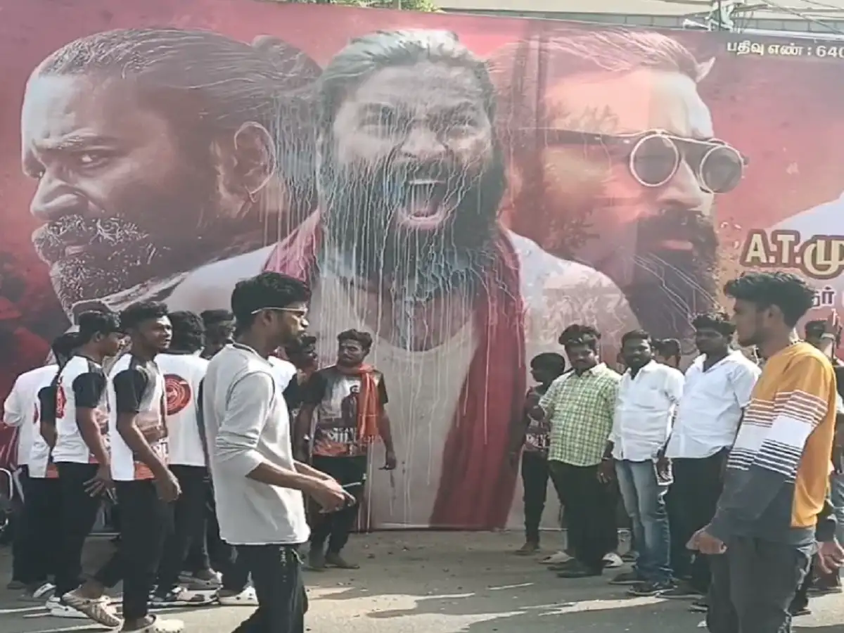 நடிகர் தனுஷ் நடிப்பில் வெளியான கேப்டன் மில்லர் திரைப்படம்; கரூரில் ரசிகர்கள் திரையரங்கம் முன்பு கொண்டாட்டம்! 