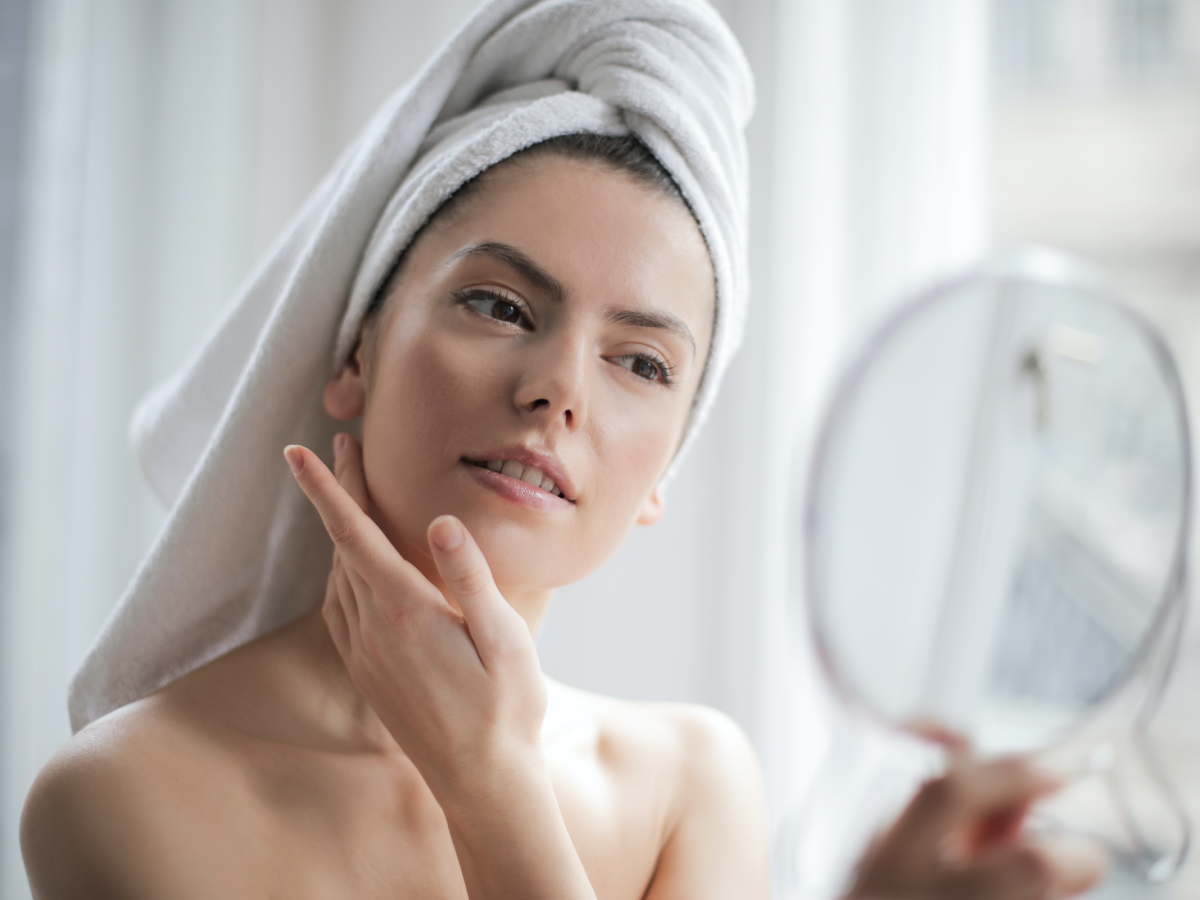 स्किन केयर,Anti Ageing Tips: 50 की उम्र में भी आपकी खूबसूरती बुढ़ापे को  देगी मात, आज ही लगाना शुरू कर दें ये 5 चीजें - dermatologist shares 5 anti  aging skin care