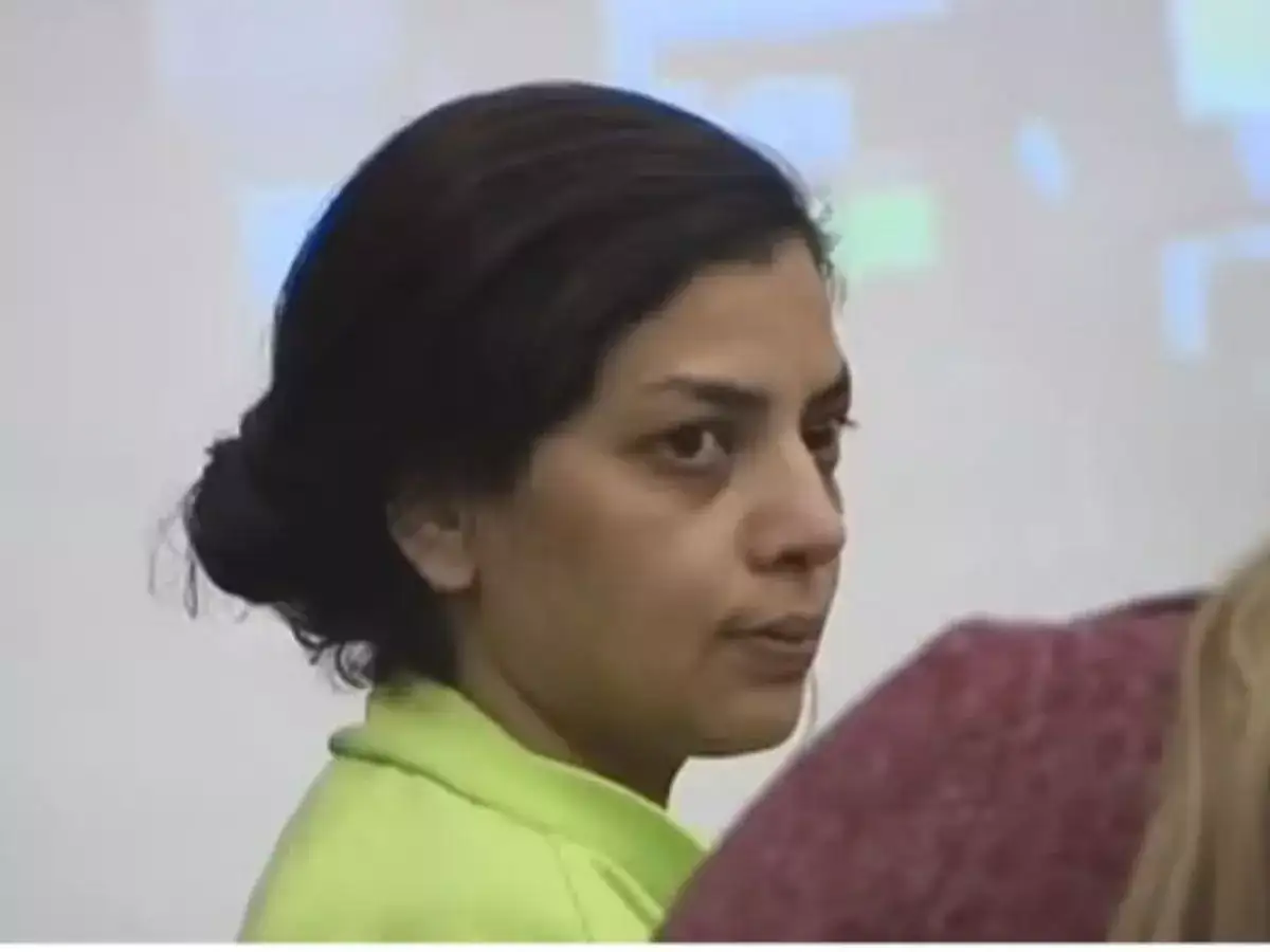 10 வயது மகனை பட்டினி போட்டு கொன்ற இந்திய வம்சாவளி தாய்.. அழுகிய நிலையில் கண்டெடுக்கப்பட்ட சடலம்.. அமெரிக்காவை உலுக்கிய சம்பவம்! 