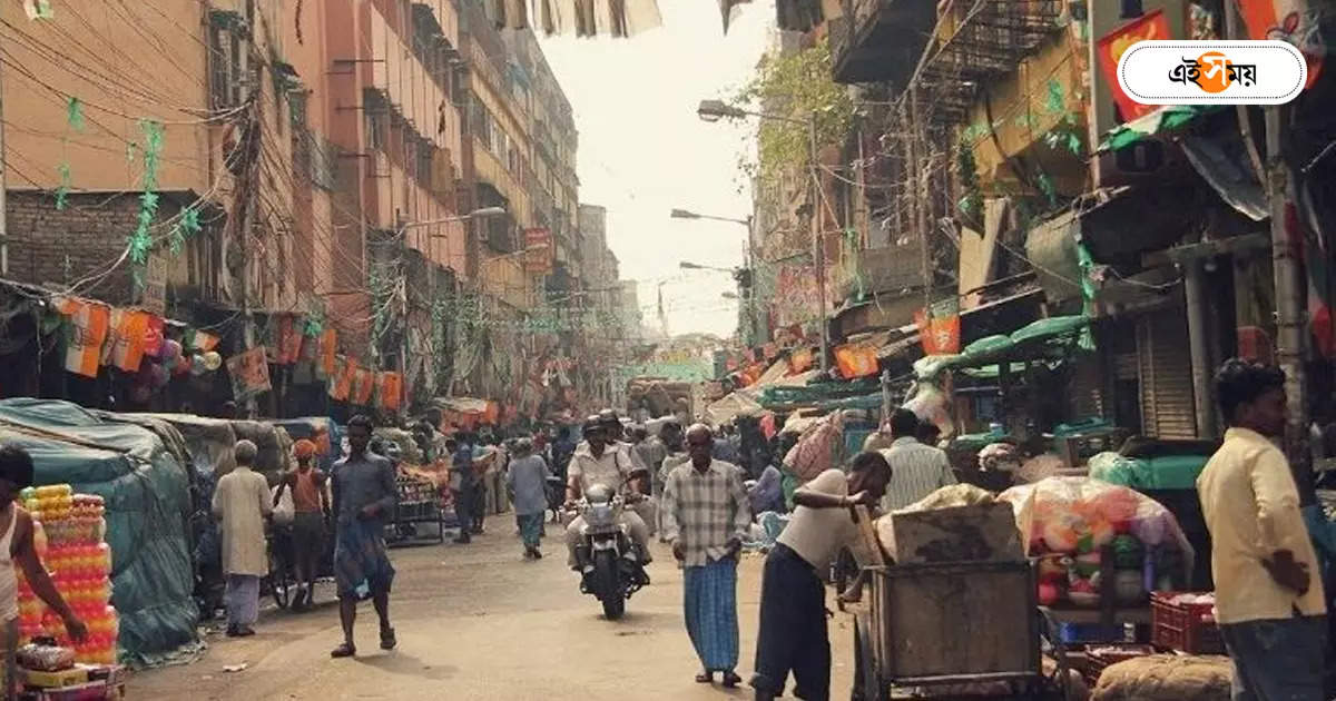 Street Hawker In Kolkta,চুরি গিয়েছে ফুটপাত, আকাশ ঢেকেছে ত্রিপলে – street hawkers are doing business occupying both sides footpath of sodepur bridge road