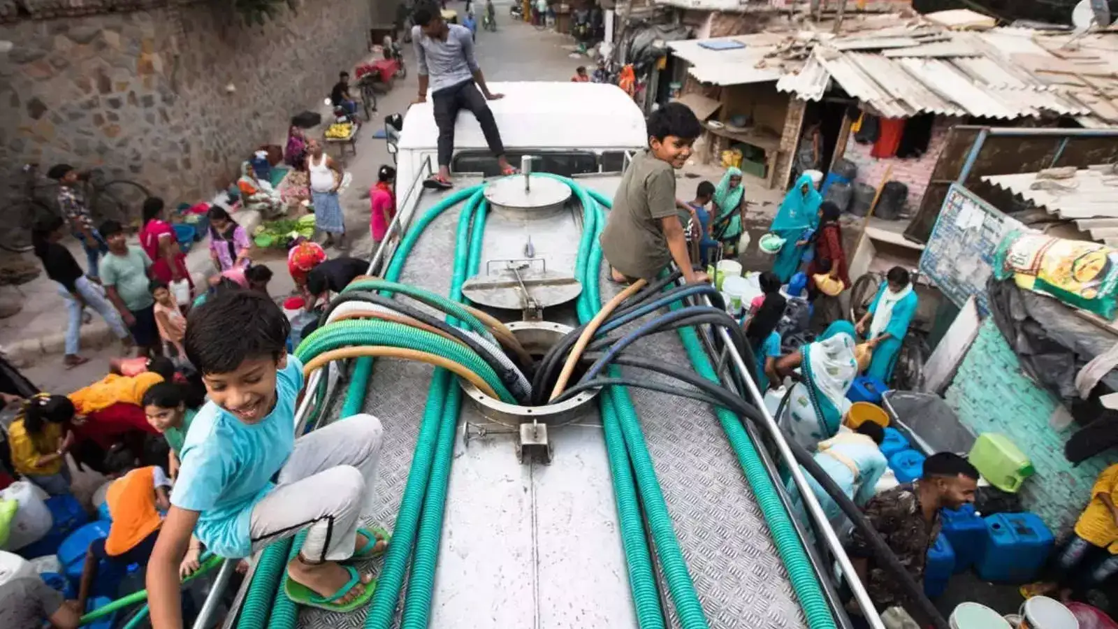 டெல்லி தண்ணீர் பிரச்சினை: பைப் லைனிற்கு போலீஸ் காவல்... லாரி மீது தடாலடியாக ஏறும் மக்கள்! 