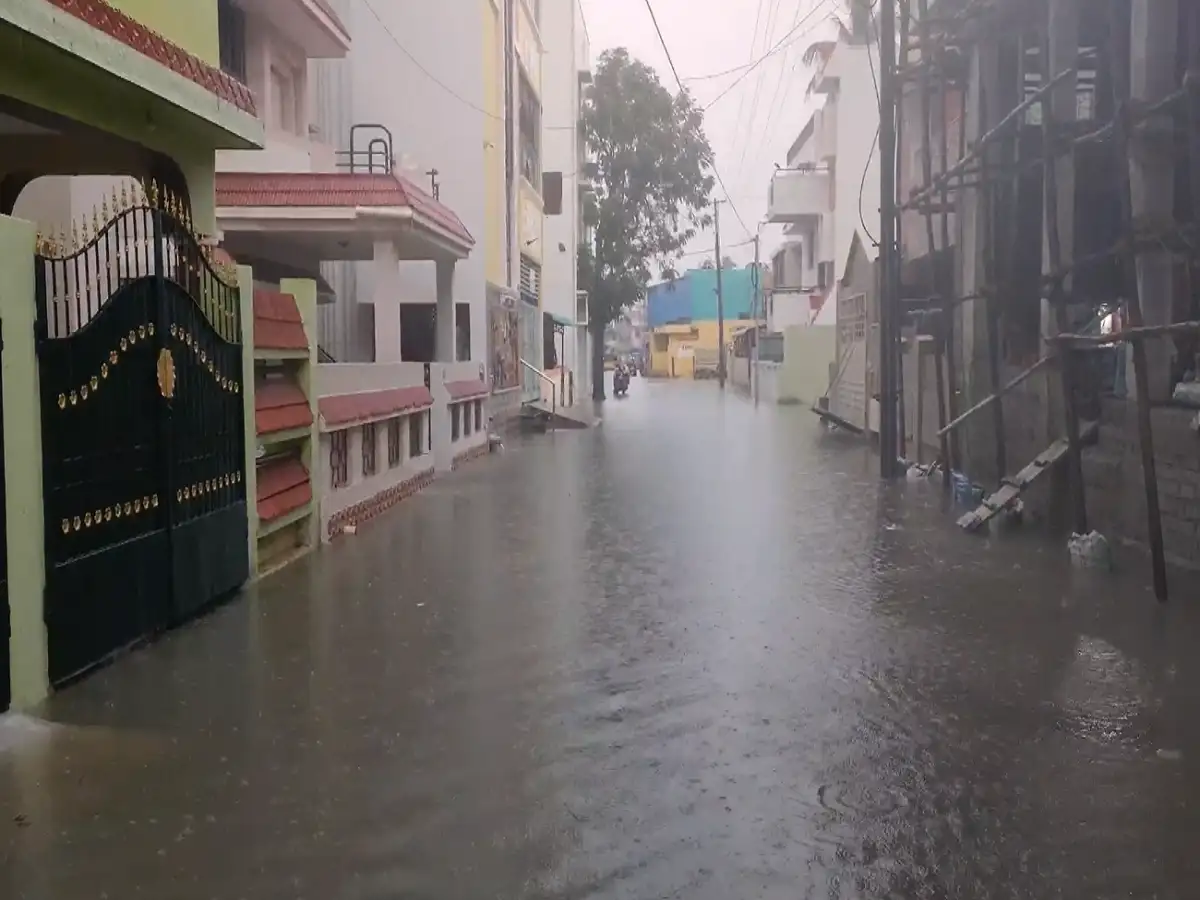இடைவிடாமல் கொட்டி தீர்க்கும் கனமழை; வெள்ளக்காடாக காட்சியளிக்கும் புதுச்சேரி! 